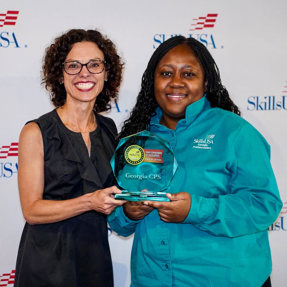 Photo of Chelle Travis and State Director